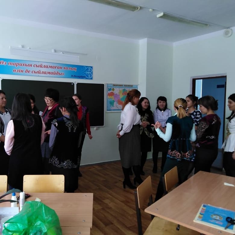 Оқытушылардың сергіту сәтінен көрініс.